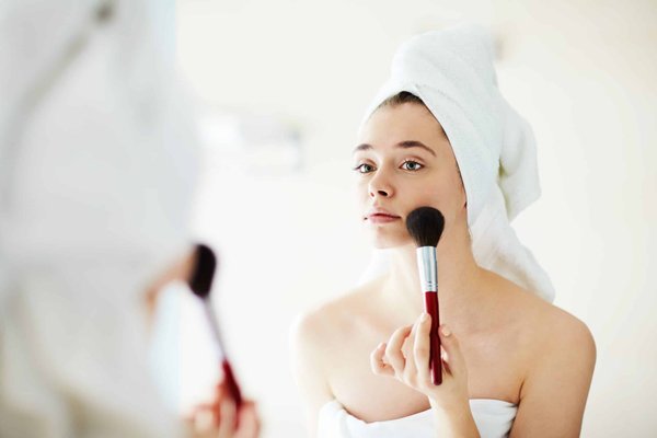 Comment réaliser un maquillage discret et élégant pour un entretien professionnel?