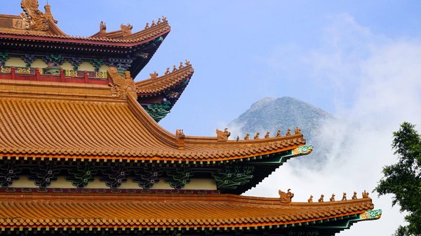 Comment intégrer des pièces en lin à une tenue professionnelle estivale sans perdre en formalité?