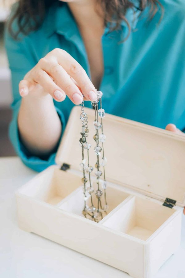 Secrets de rangement: maximiser l'espace dans votre boîte à bijoux coulobre