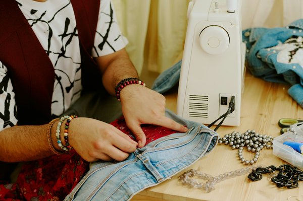 Machine à coudre triple entraînement : l'alliée des matériaux durs